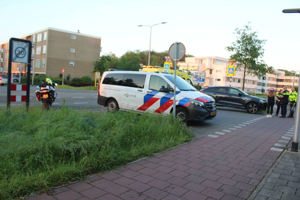 Fietser en automobilist botsen met elkaar