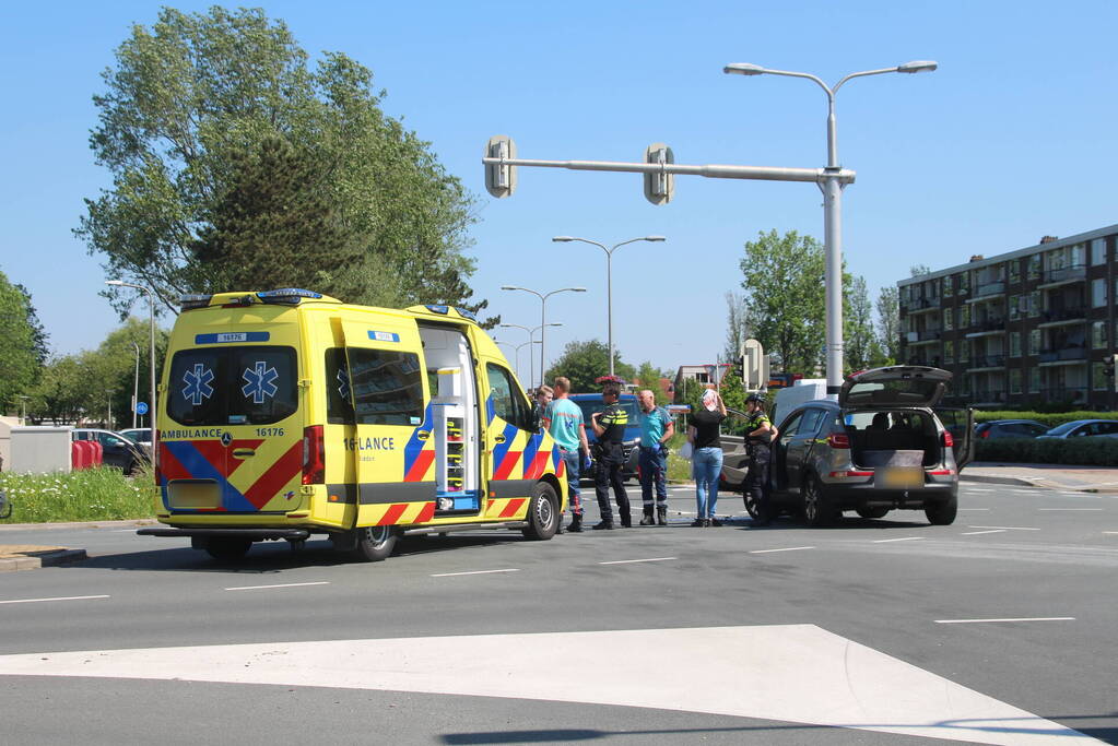 Twee personenwagens botsen op kruispunt