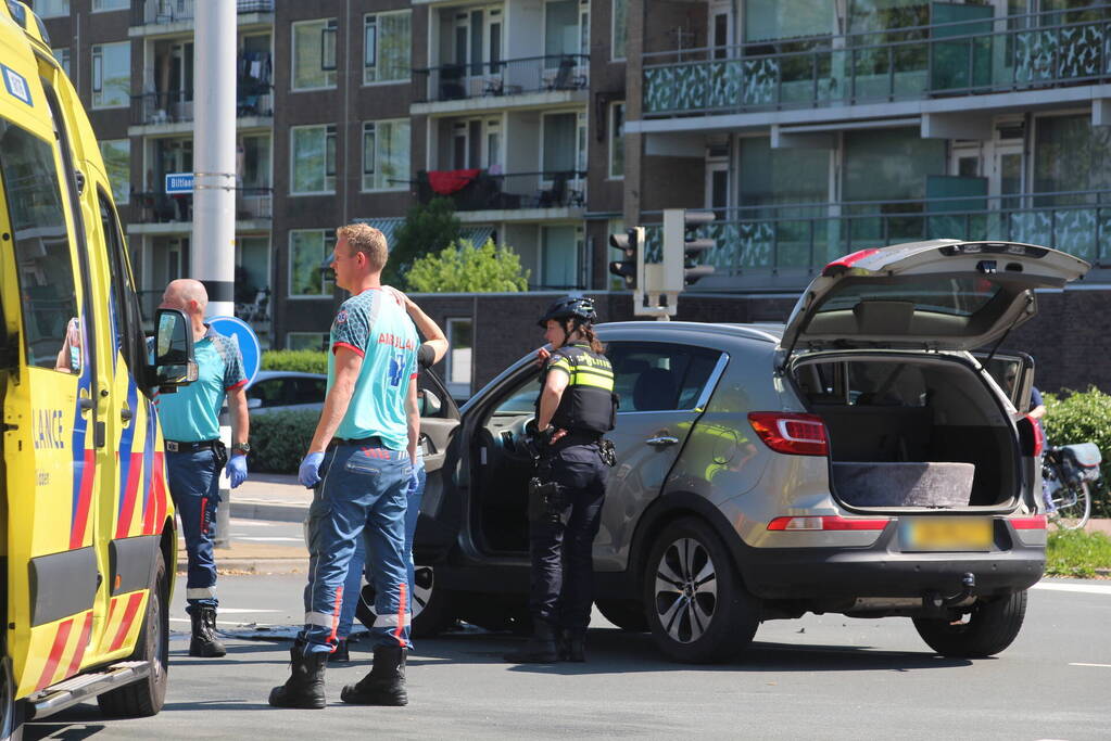 Twee personenwagens botsen op kruispunt