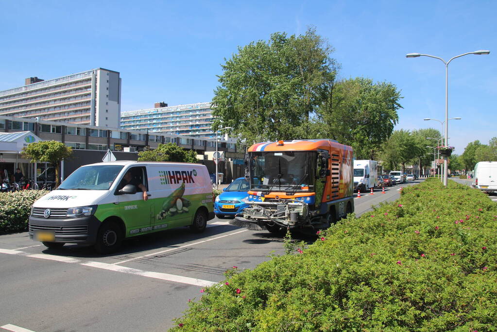 Twee personenwagens botsen op kruispunt