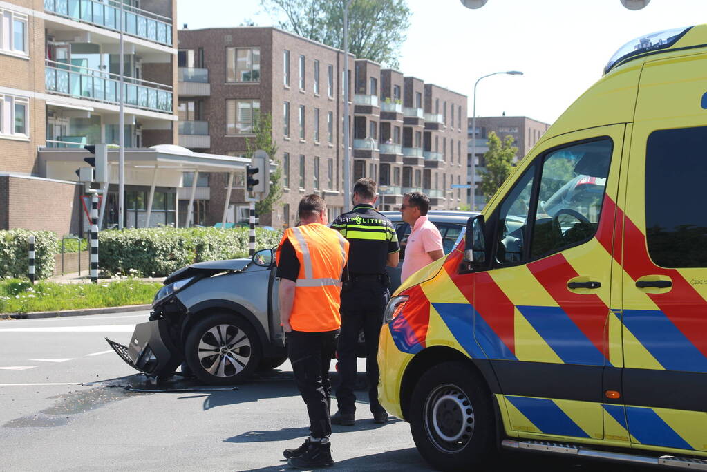 Twee personenwagens botsen op kruispunt