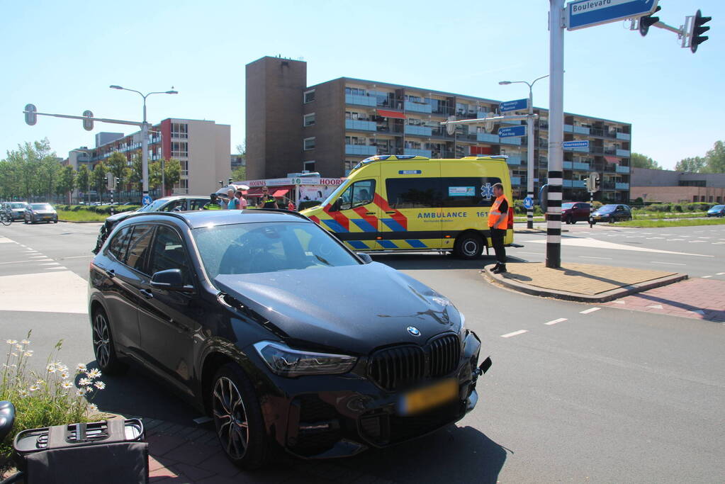 Twee personenwagens botsen op kruispunt