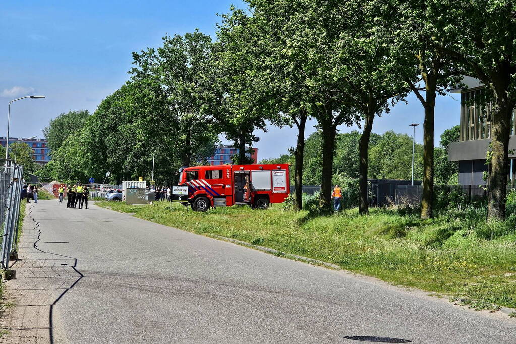 Zonnepanelen vliegen op dak in brand