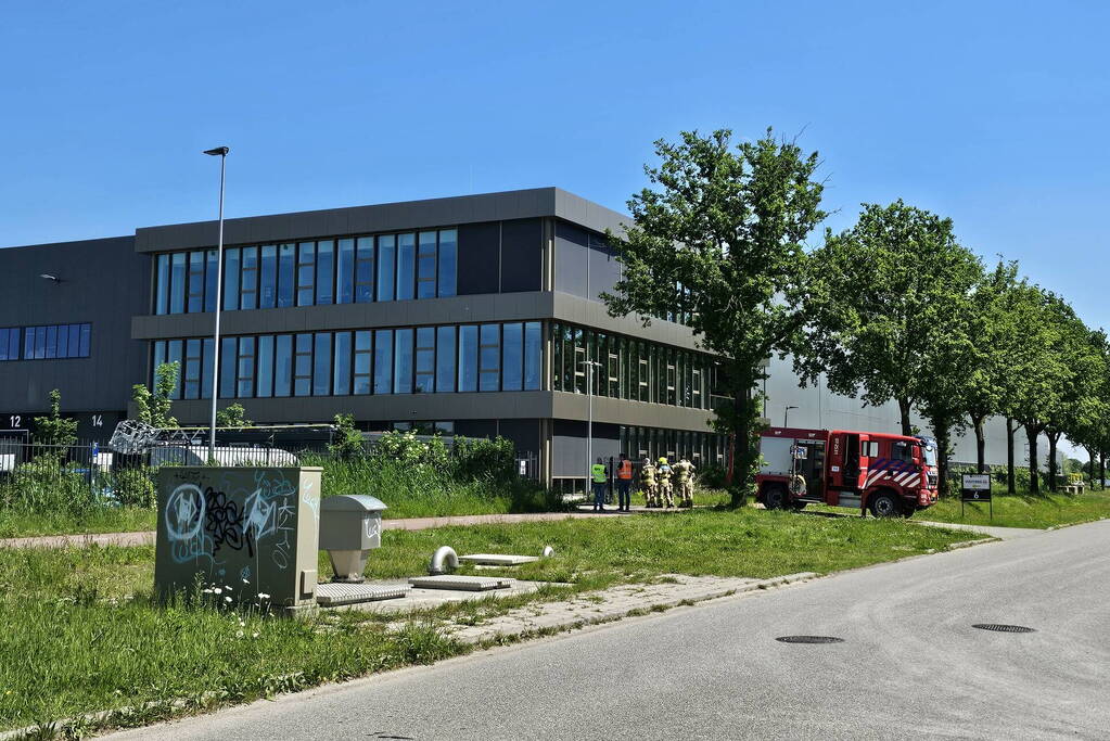 Zonnepanelen vliegen op dak in brand