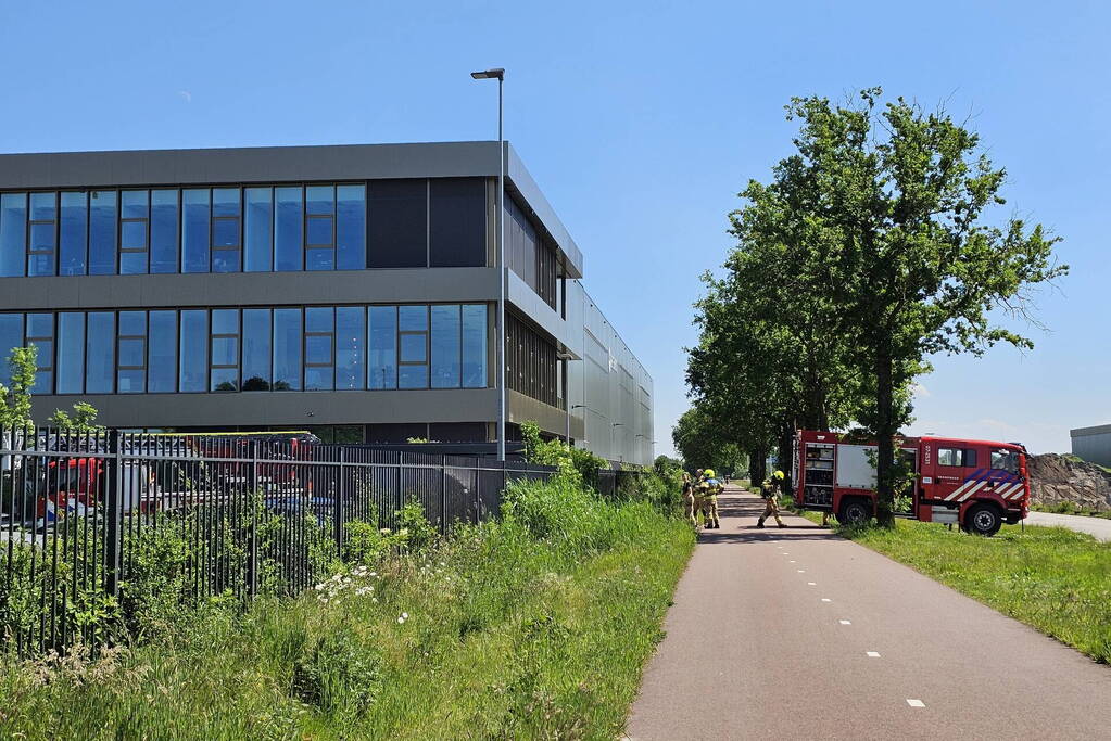 Zonnepanelen vliegen op dak in brand