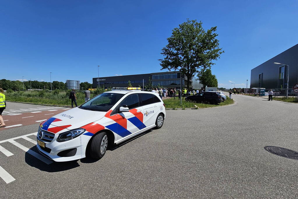 Zonnepanelen vliegen op dak in brand