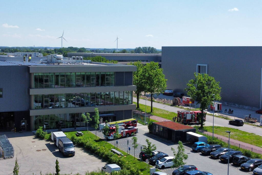 Zonnepanelen vliegen op dak in brand