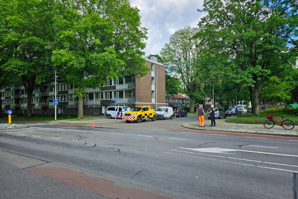 Busje zwaar beschadigd na botsing op kruising