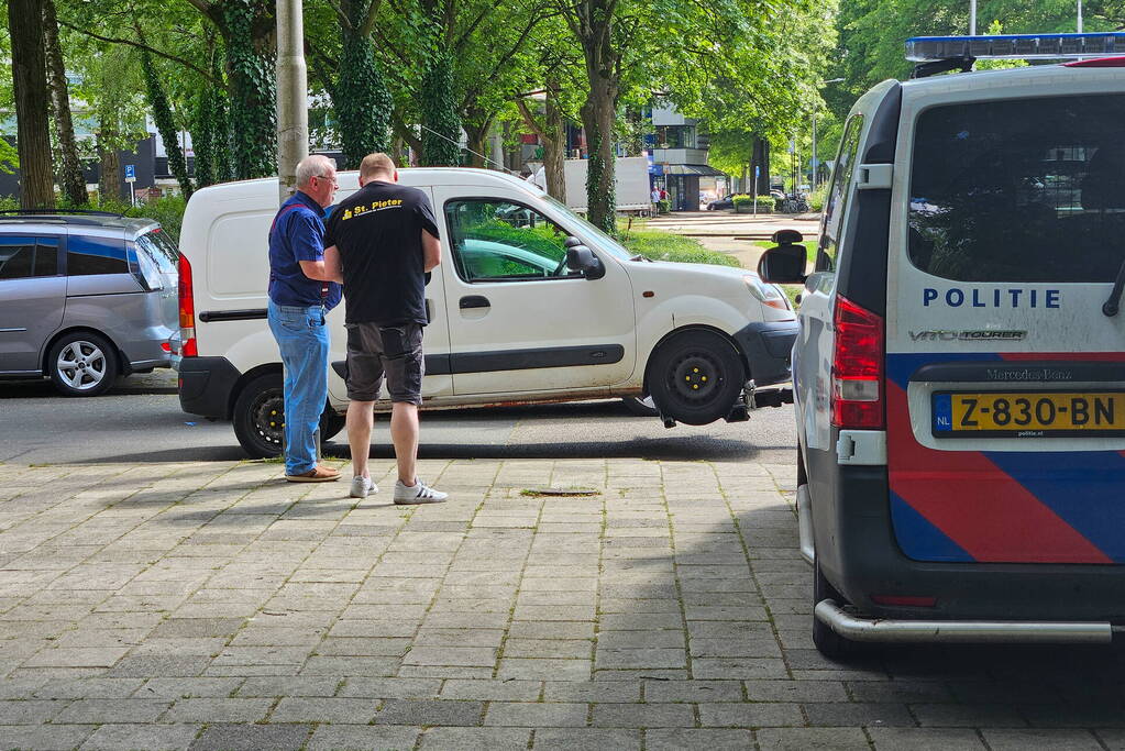 Busje zwaar beschadigd na botsing op kruising