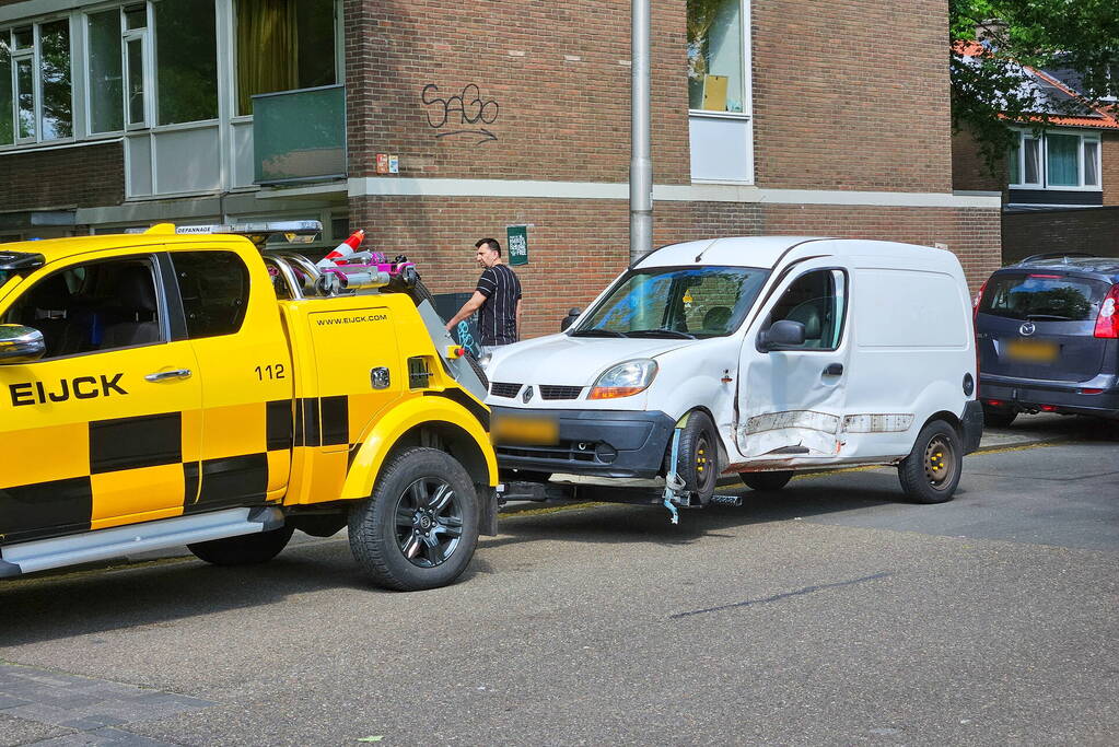 Busje zwaar beschadigd na botsing op kruising