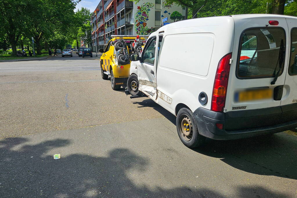 Busje zwaar beschadigd na botsing op kruising