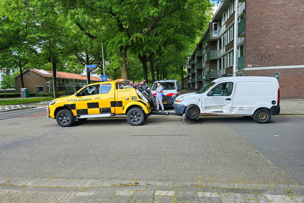 Busje zwaar beschadigd na botsing op kruising