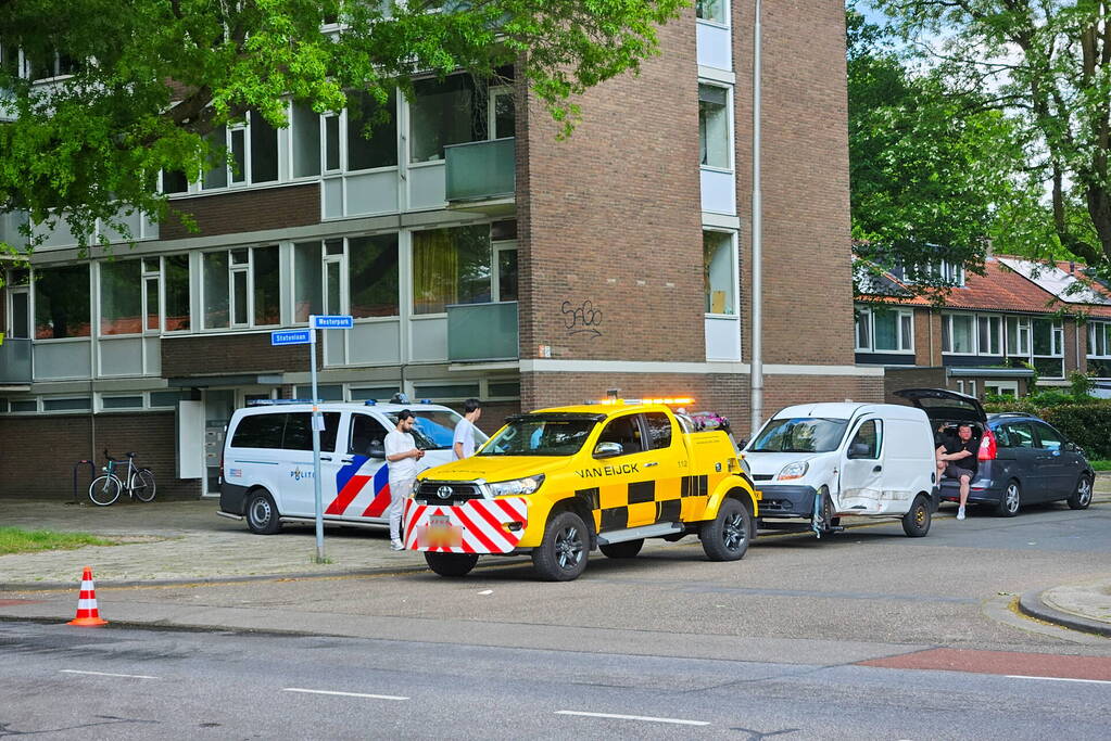 Busje zwaar beschadigd na botsing op kruising