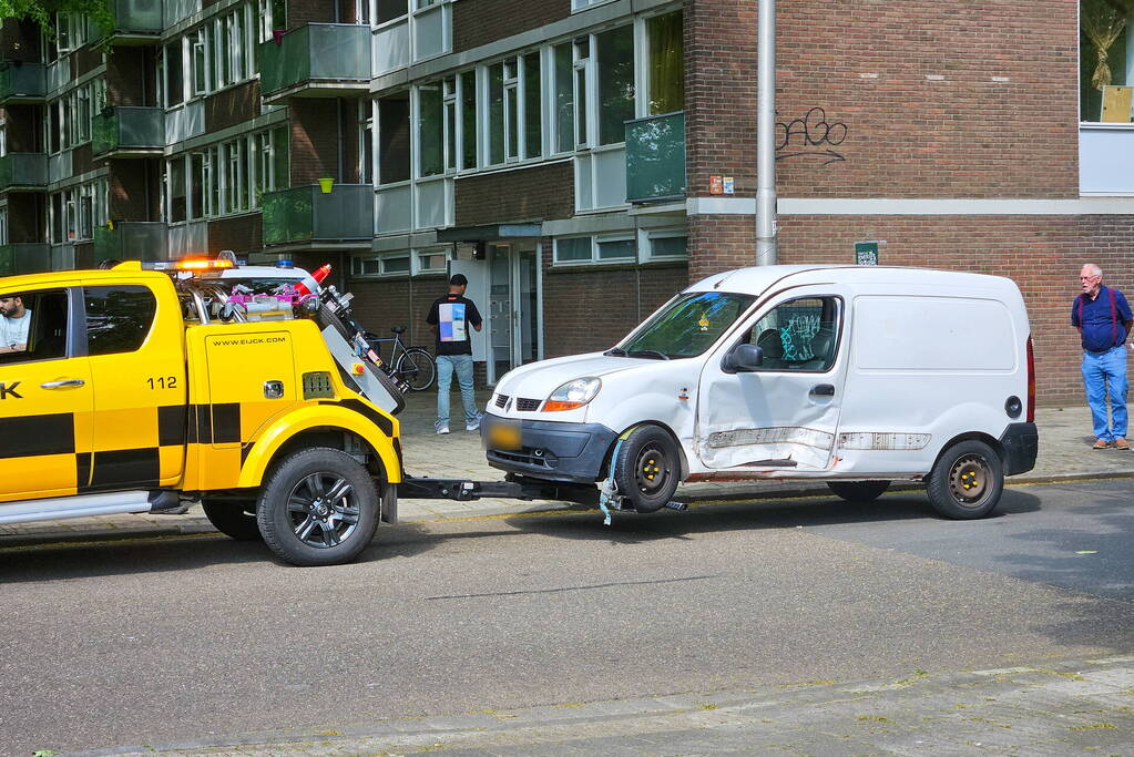 Busje zwaar beschadigd na botsing op kruising