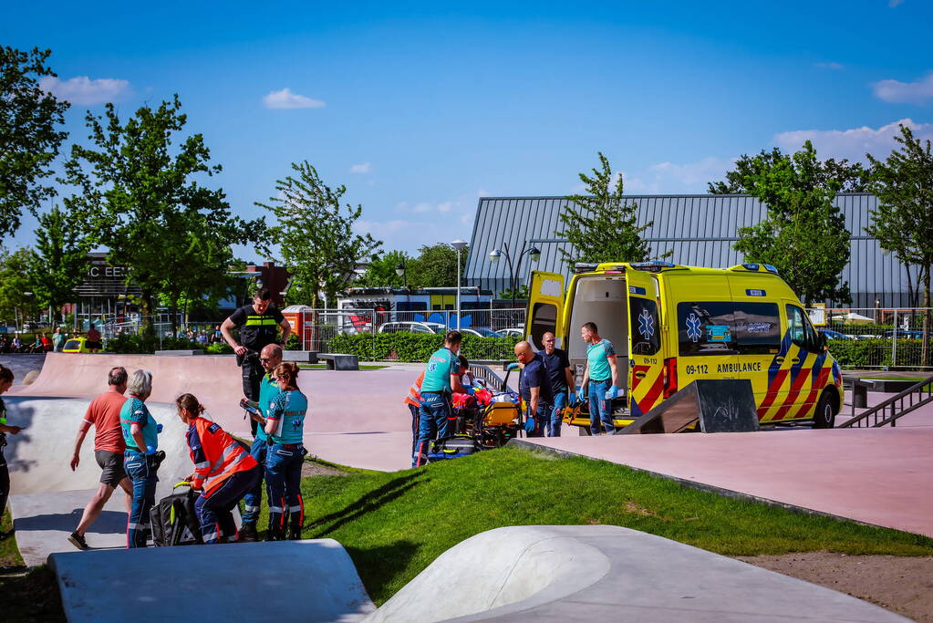 Kind zwaargewond na val op skatebaan