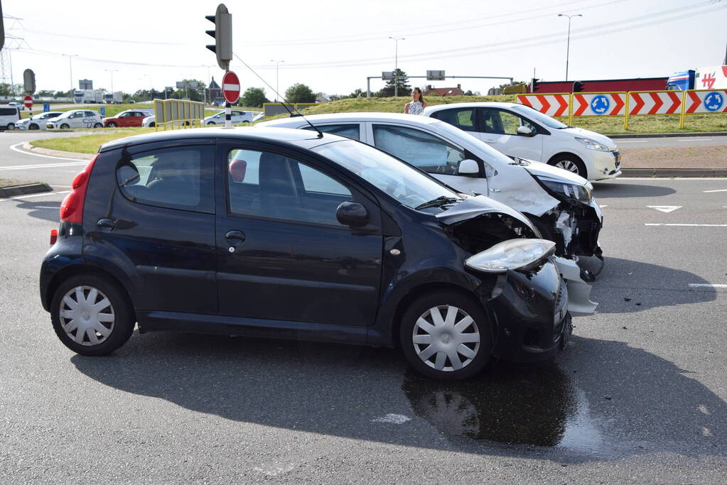 Auto's beschadigd na botsing op rotonde