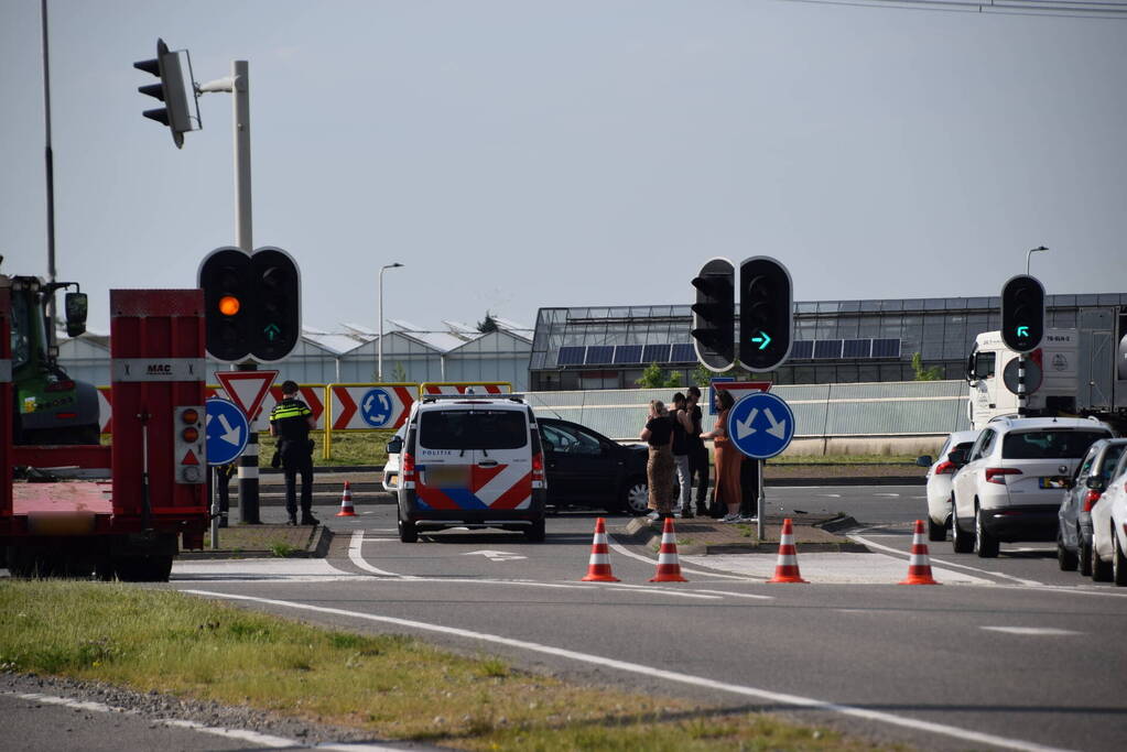 Auto's beschadigd na botsing op rotonde