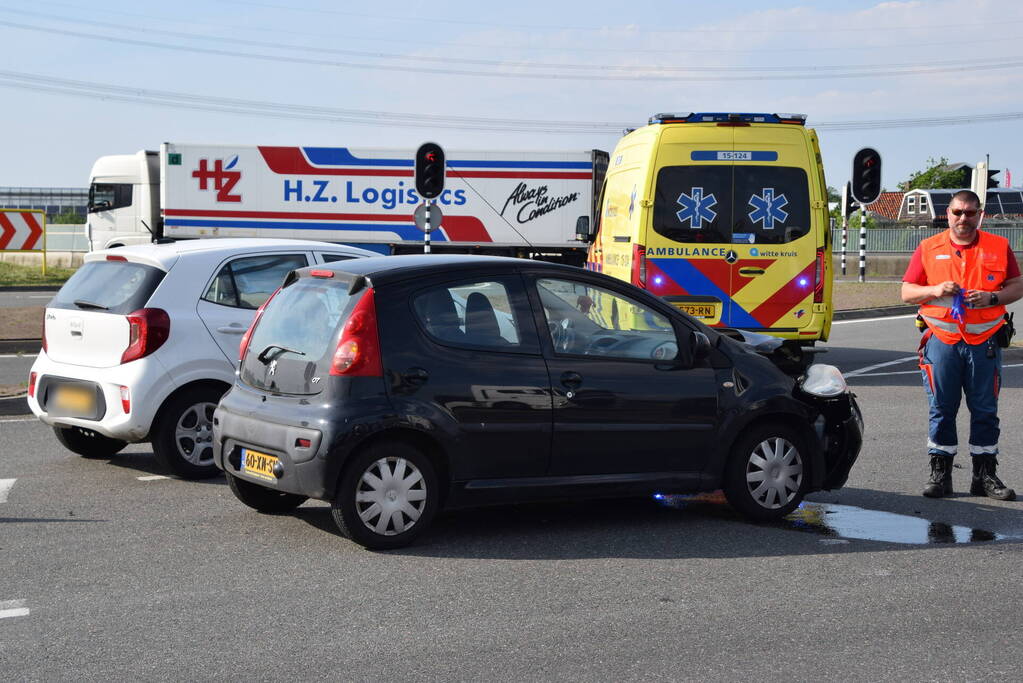 Auto's beschadigd na botsing op rotonde