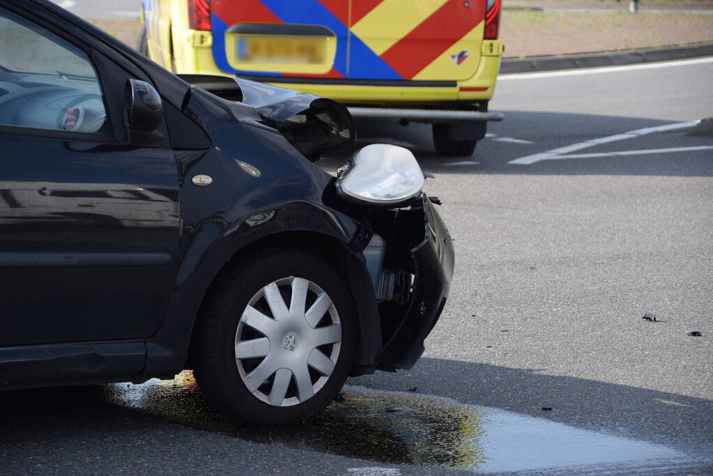 Auto's beschadigd na botsing op rotonde