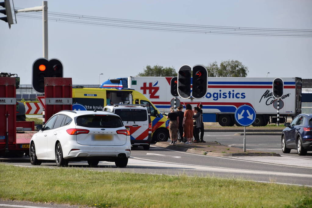 Auto's beschadigd na botsing op rotonde