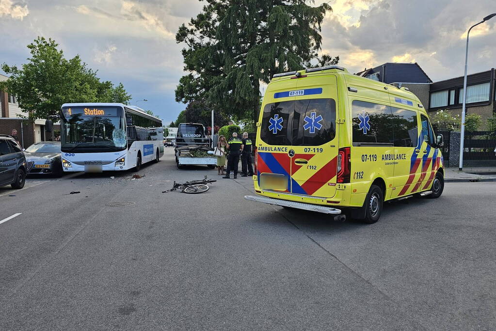 Fietser geschept door lijnbus op kruising