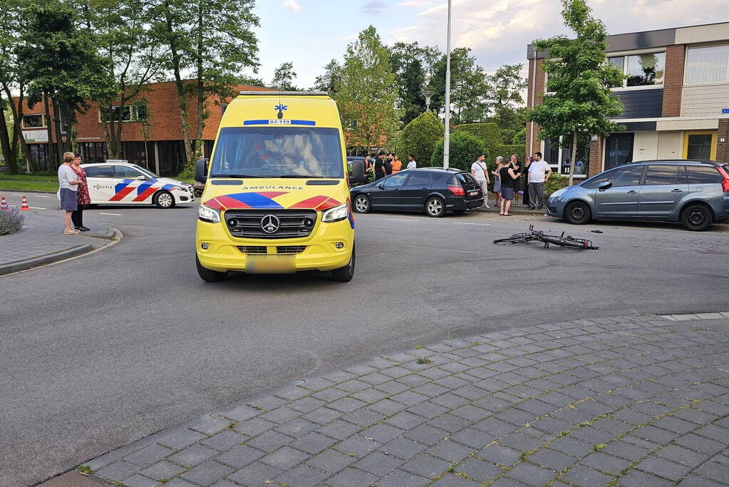 Fietser geschept door lijnbus op kruising