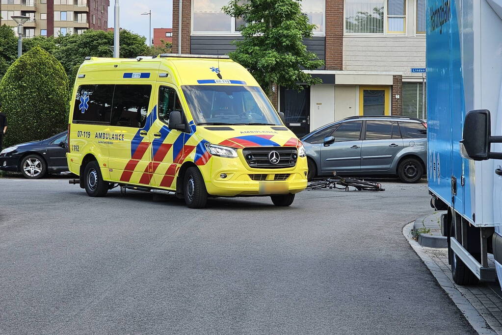 Fietser geschept door lijnbus op kruising