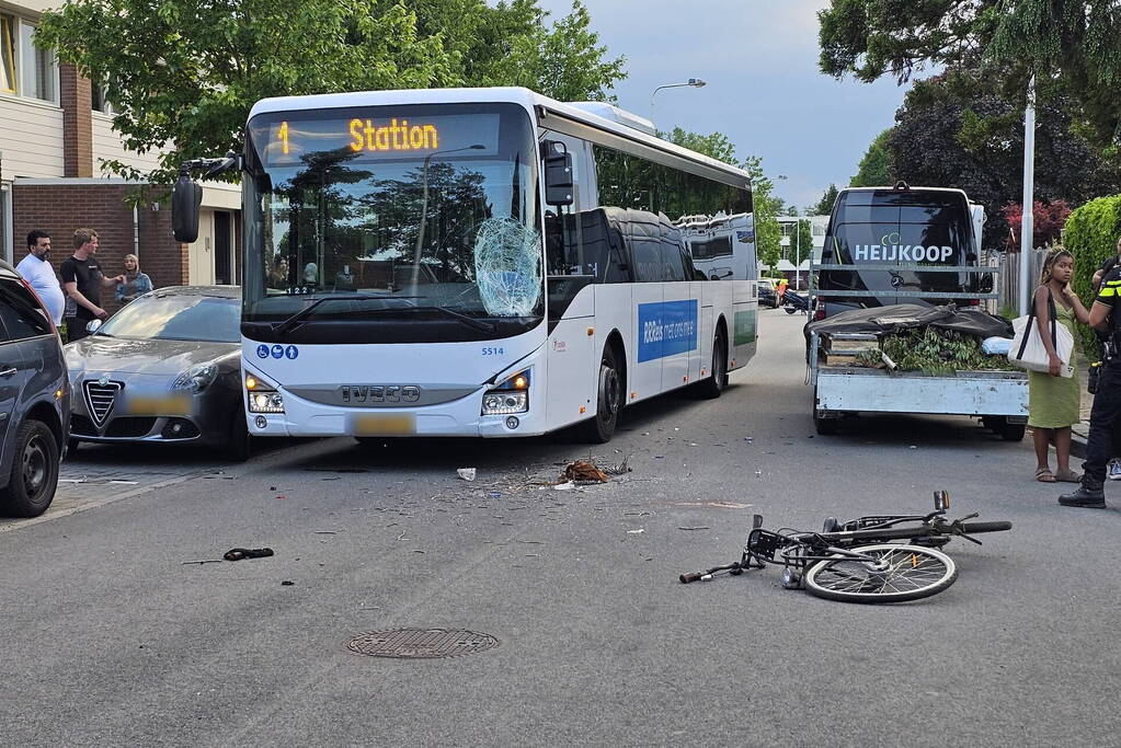 Fietser geschept door lijnbus op kruising