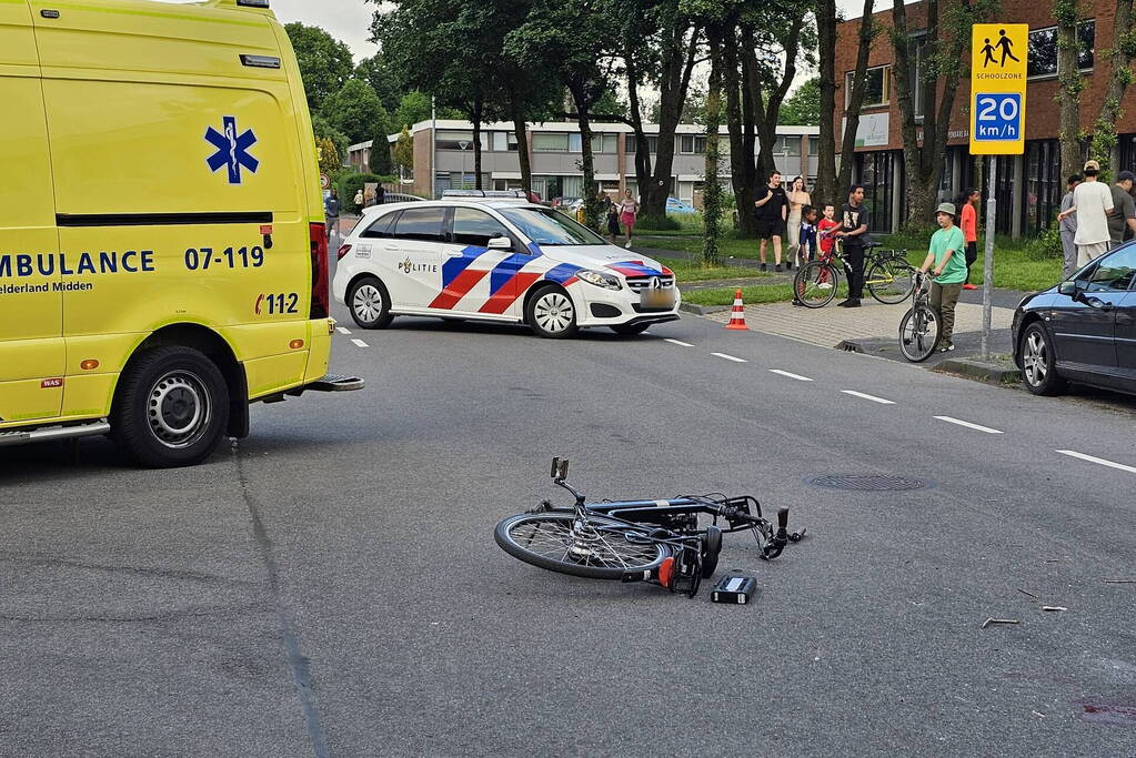 Fietser geschept door lijnbus op kruising