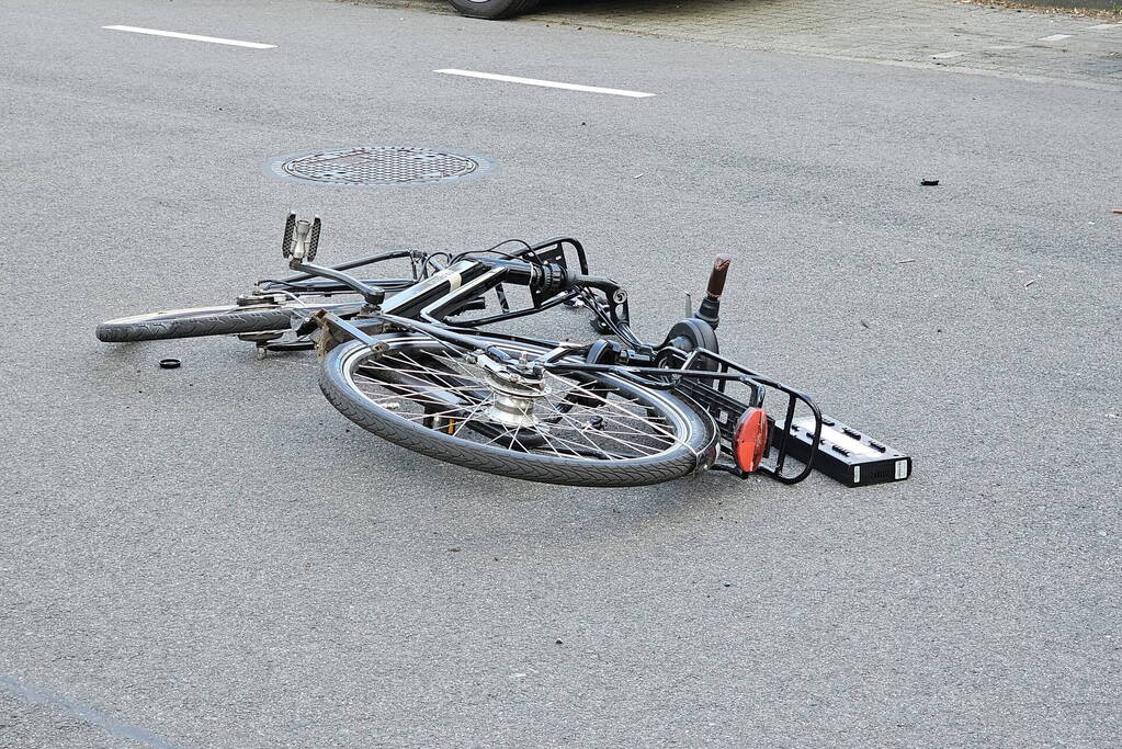 Fietser geschept door lijnbus op kruising