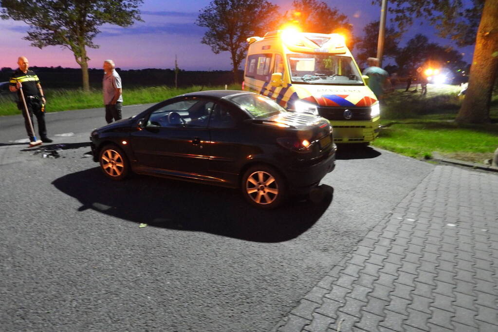 Auto belandt in sloot na frontale botsing