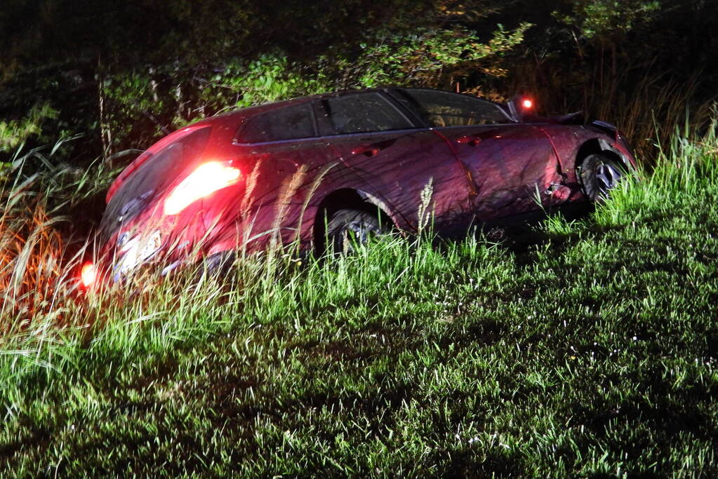 Auto belandt in sloot na frontale botsing