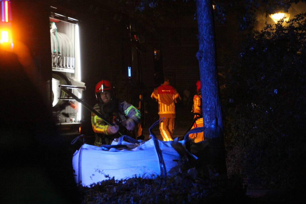 Auto volledig verwoest door felle brand