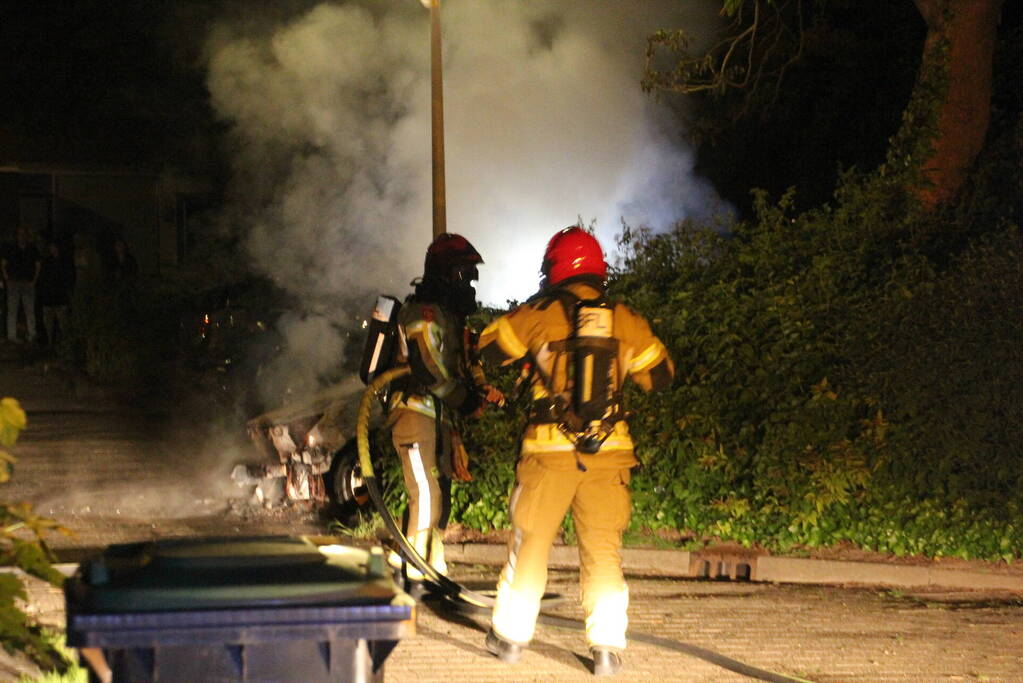 Auto volledig verwoest door felle brand