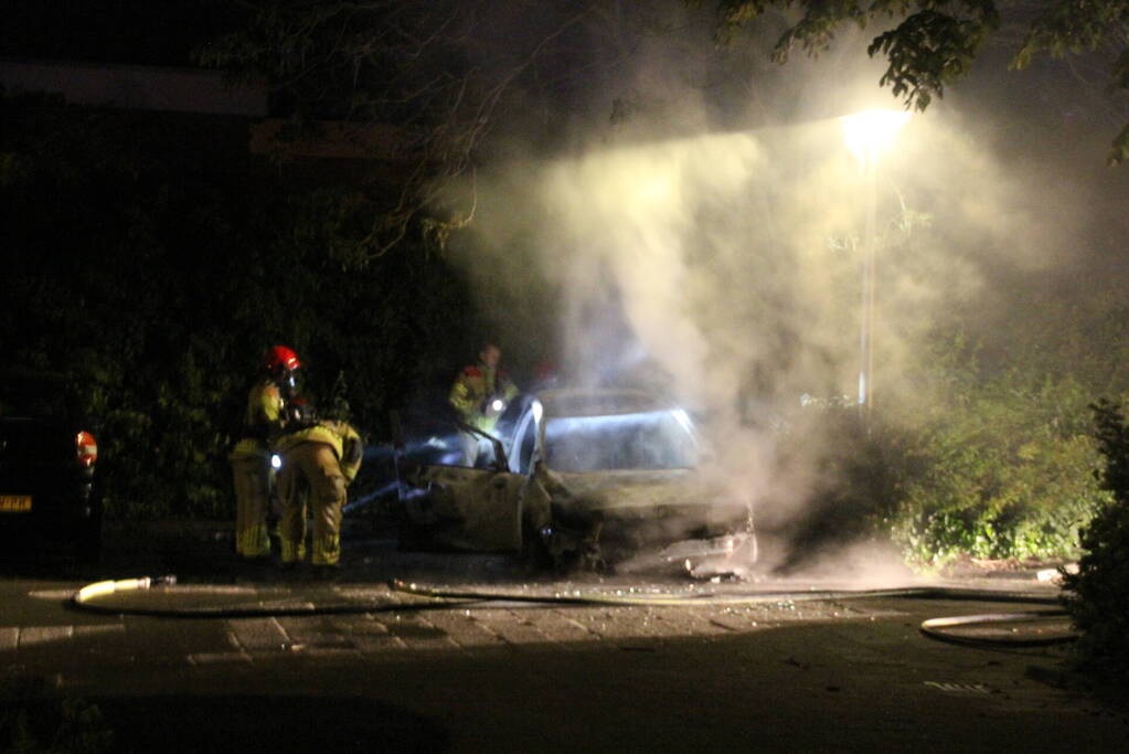 Auto volledig verwoest door felle brand