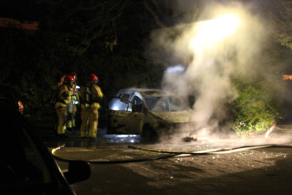 Auto volledig verwoest door felle brand