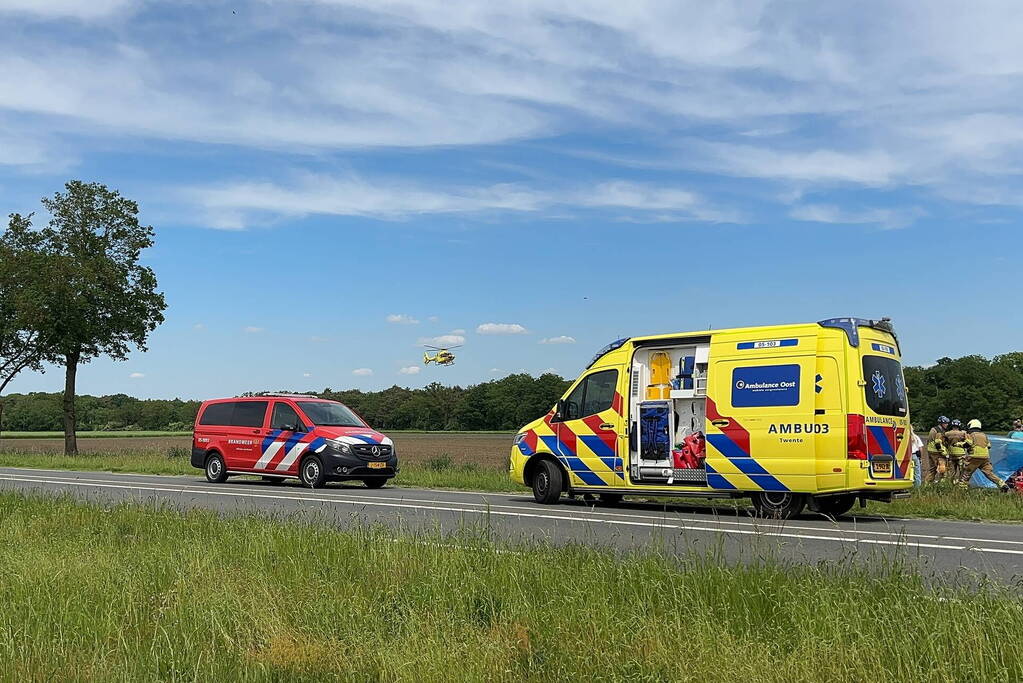 Traumateam ingezet voor bestelbus op zijn kant