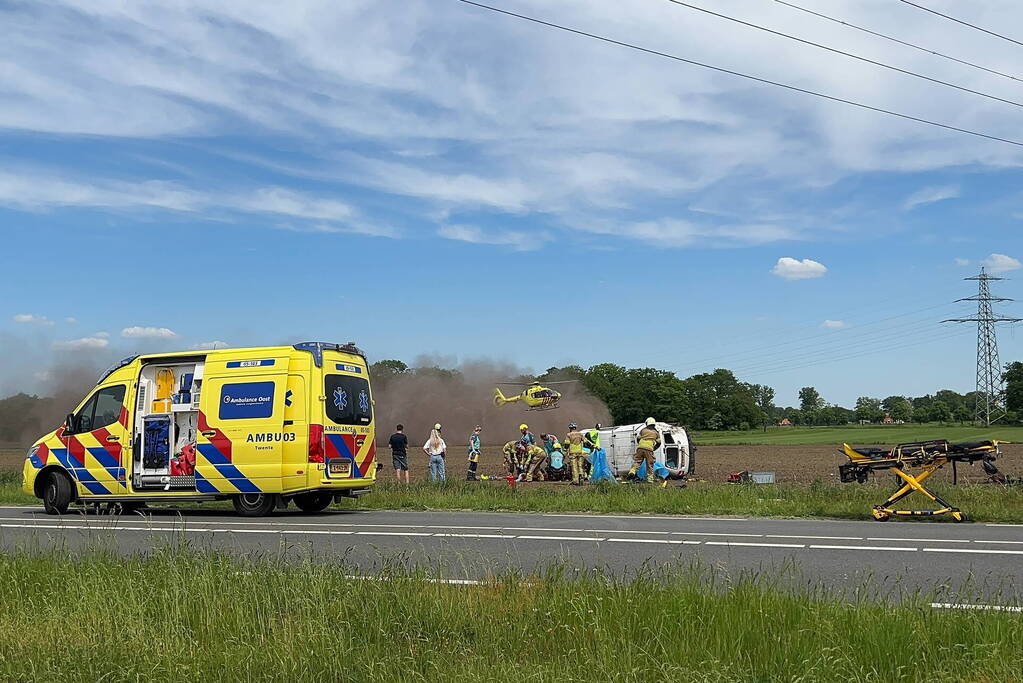 Traumateam ingezet voor bestelbus op zijn kant