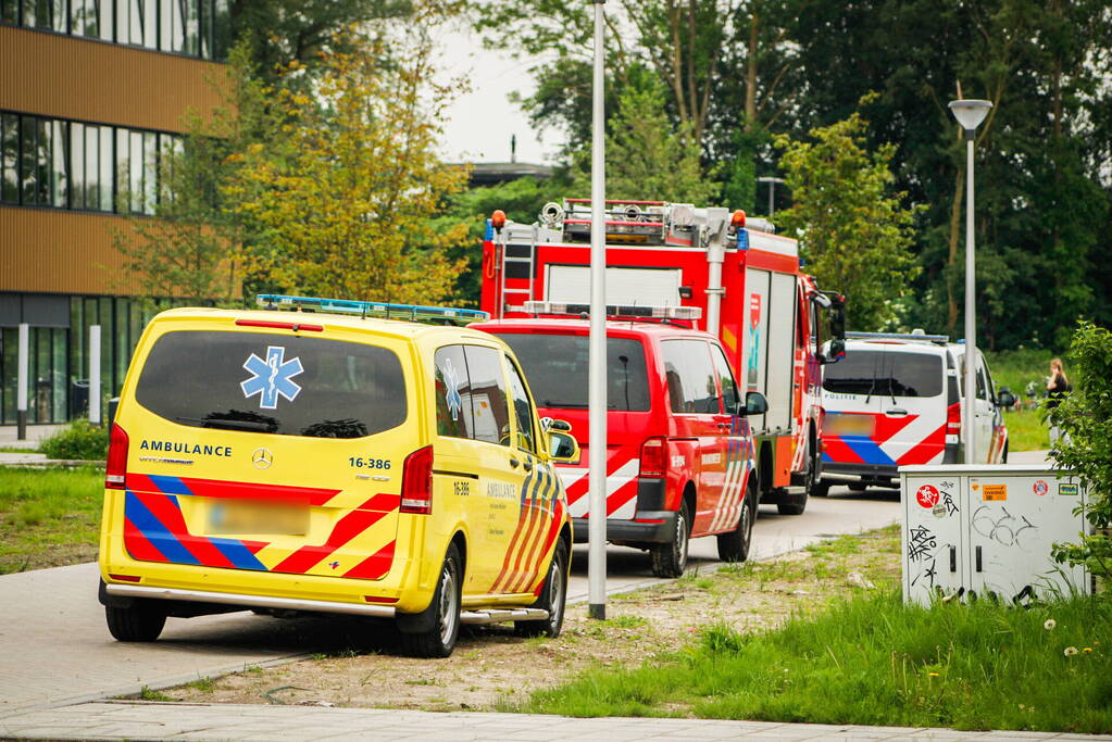 Meerdere mensen onwel in schoolgebouw hulpdiensten ingezet