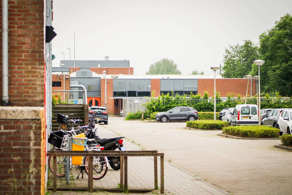 Meerdere mensen onwel in schoolgebouw hulpdiensten ingezet