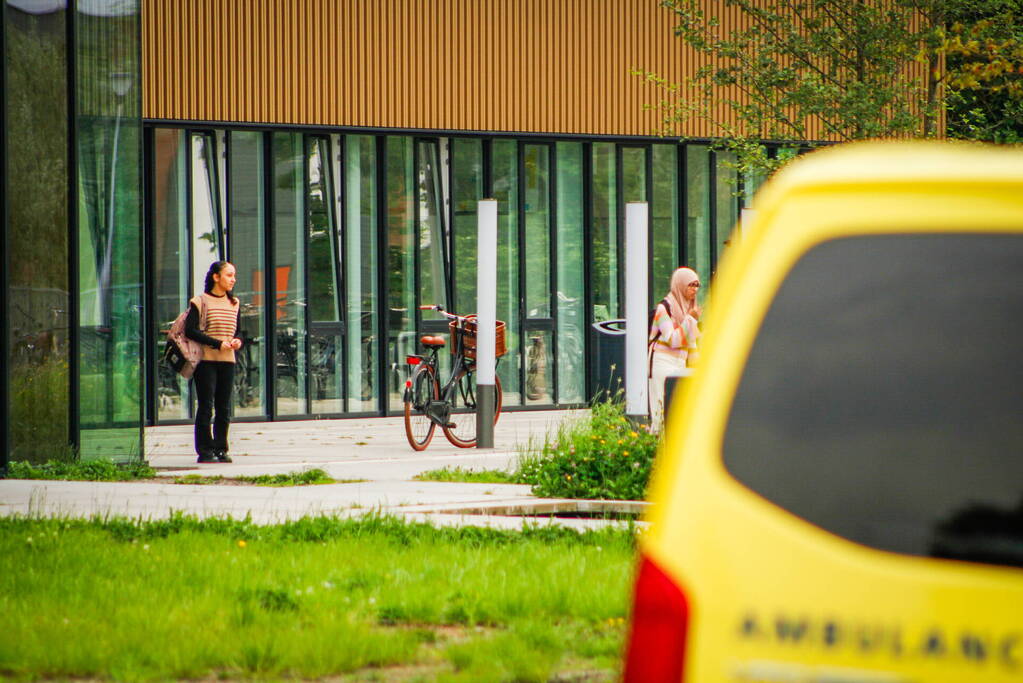 Meerdere mensen onwel in schoolgebouw hulpdiensten ingezet