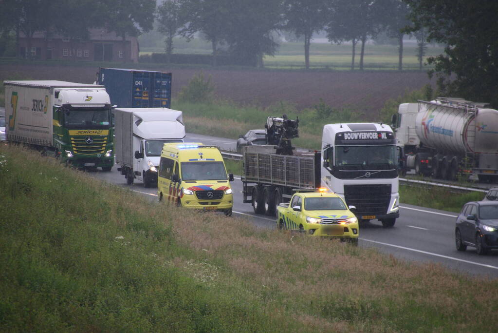 Bestuurder nagekeken door ambulancepersoneel na mogelijk ongeval