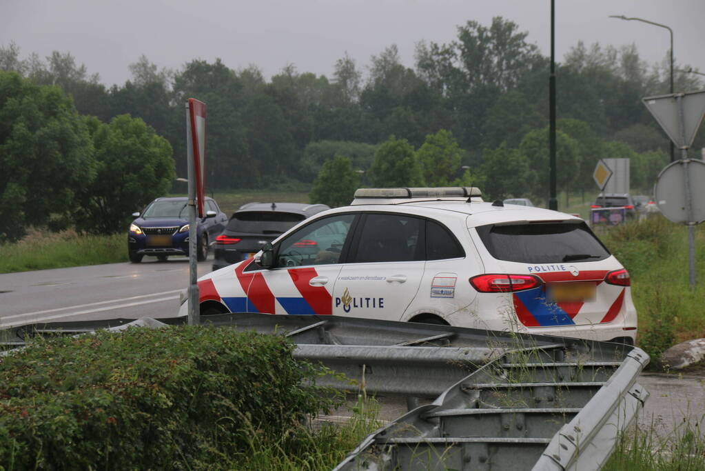 Bestuurder nagekeken door ambulancepersoneel na mogelijk ongeval