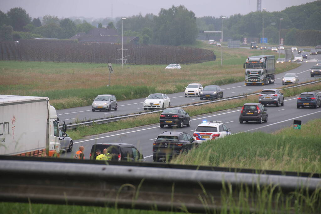 Bestuurder nagekeken door ambulancepersoneel na mogelijk ongeval