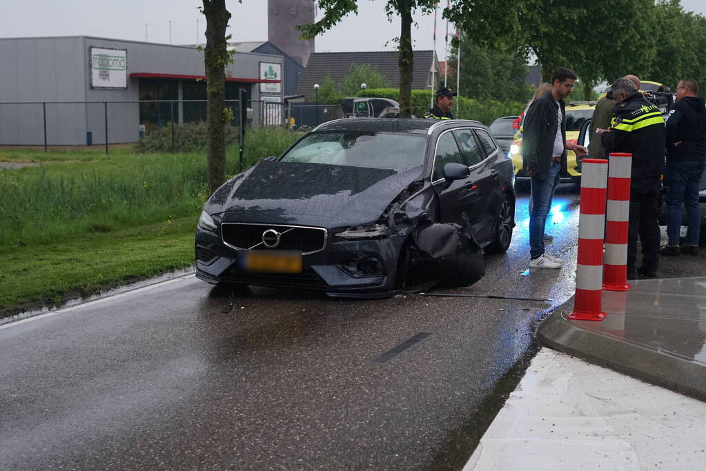 Veel schade bij frontale aanrijding tussen twee voertuigen