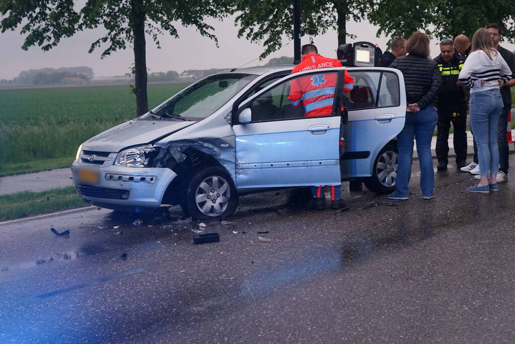 Veel schade bij frontale aanrijding tussen twee voertuigen