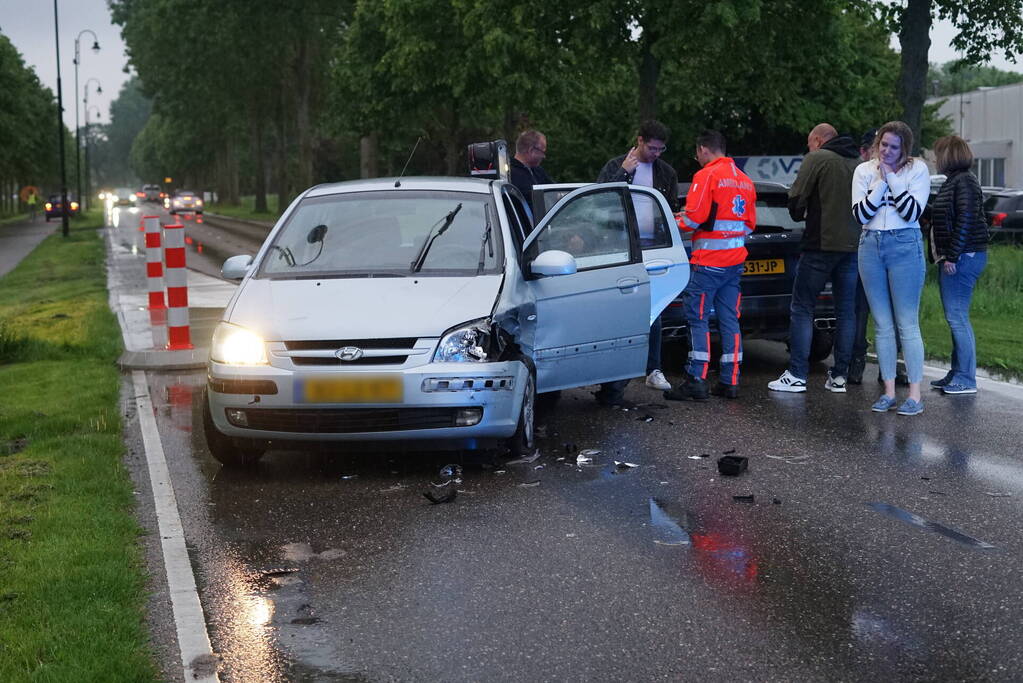 Veel schade bij frontale aanrijding tussen twee voertuigen