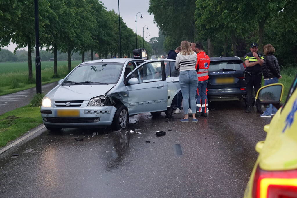 Veel schade bij frontale aanrijding tussen twee voertuigen