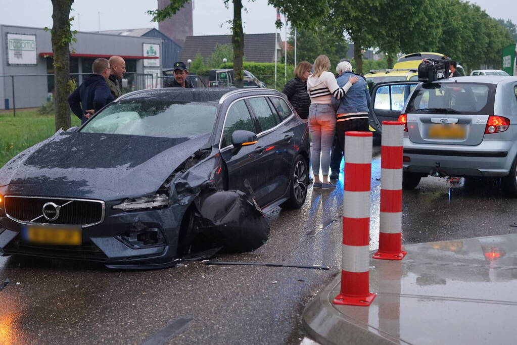 Veel schade bij frontale aanrijding tussen twee voertuigen