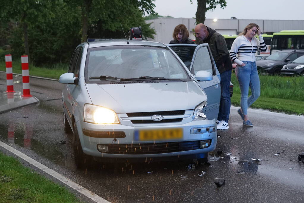 Veel schade bij frontale aanrijding tussen twee voertuigen